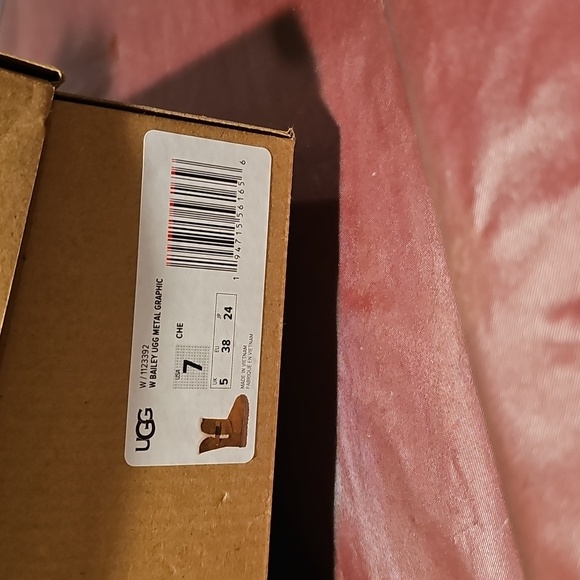 Brand New Bailey Ugg with metal graphic (chestnut).. size 7 - Picture 7 of 7